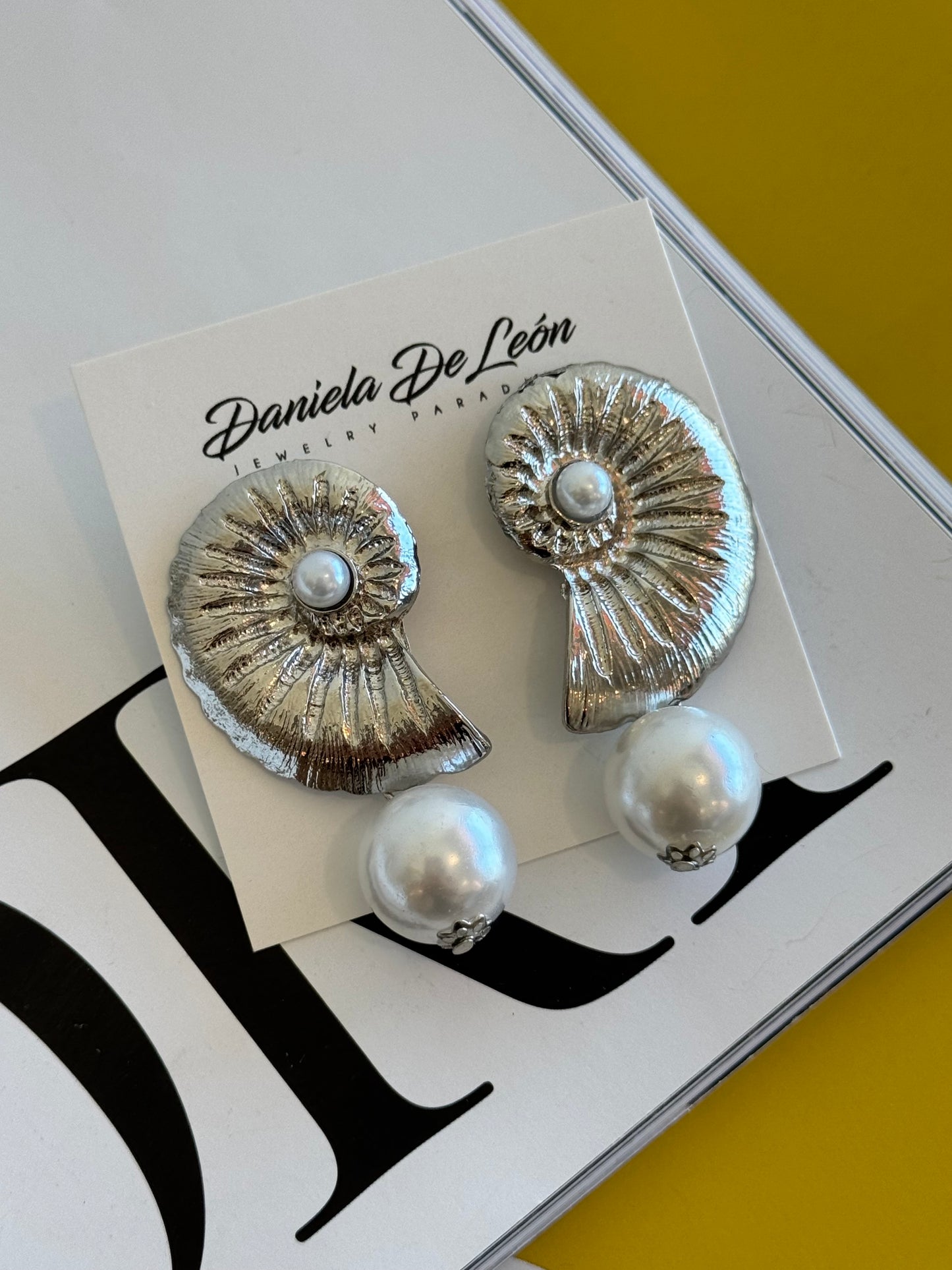 Shell pearl earrings
