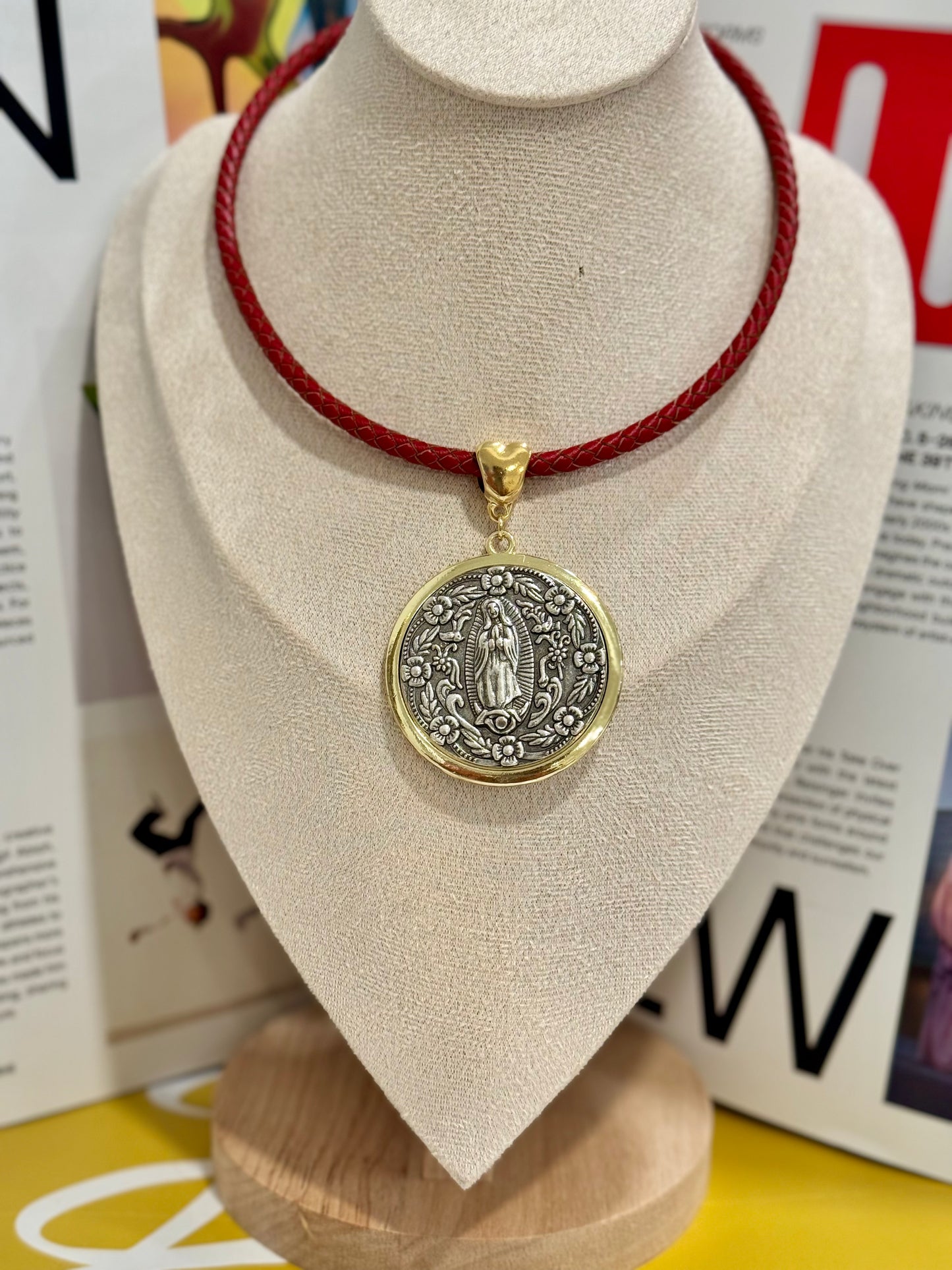 La guadalupe red cuerina choker