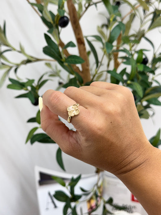 Clover ring
