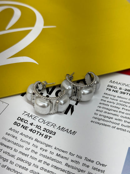 Pearl chunky huggie