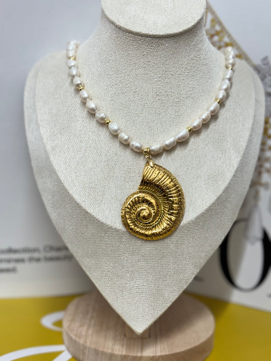 Ocean pearl necklace