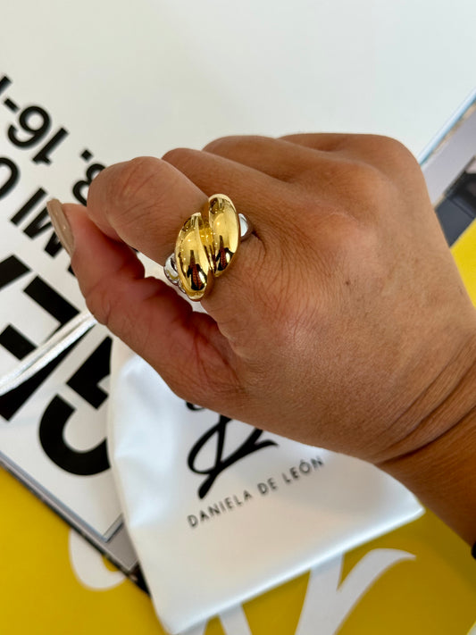 Pretzel two tone ring